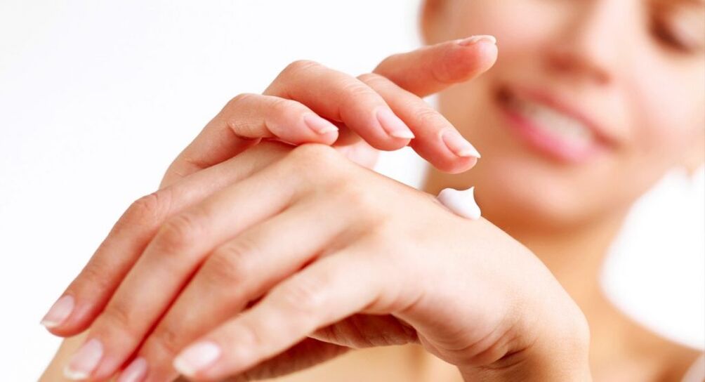 εφαρμογή κρέμας χεριών για αναζωογόνηση του δέρματος